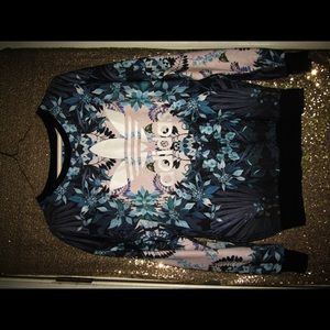 I’m selling a long sleeve adidas top